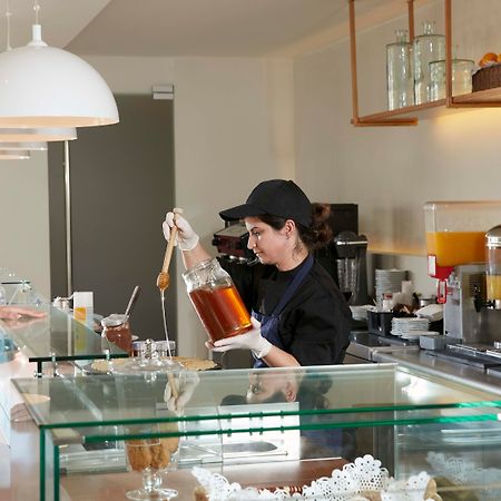 Electra Palace Rhodes 伊利索斯 外观 照片 A bartender at work
