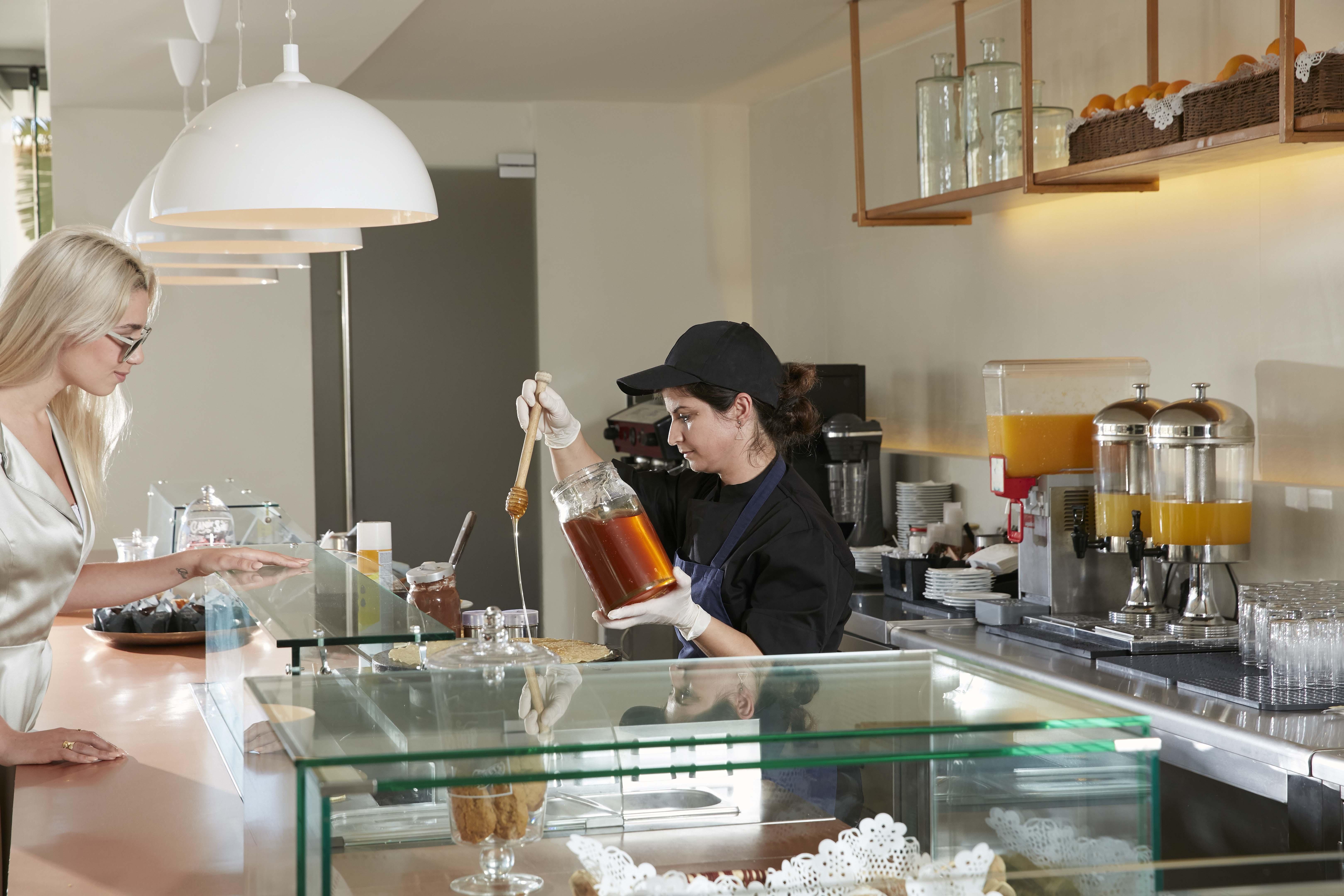 Electra Palace Rhodes 伊利索斯 外观 照片 A bartender at work
